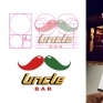 Uncle Bar – 美式餐廳識別設計「Uncle bar」，客戶希望識別標誌能傳達親切溫馨的感覺。
以「Uncle」單字發想出鬍子大叔的翹鬍子,並做細部角度調整，標準字需要強調美式食物的出餐速度以及豪邁，但是又不能過於冷硬，於是做傾斜六十度並在折角處輔以圓角修飾的設計。標準色的紅、 綠、黃,則分別代表番茄、墨西哥辣椒與黃芥末醬。
